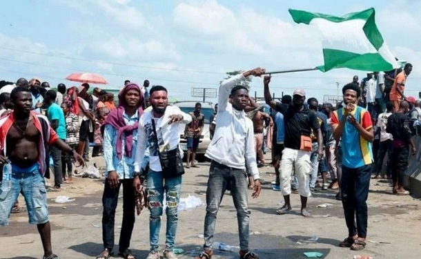 В Нигерии активисты сожгли 11 участков полиции