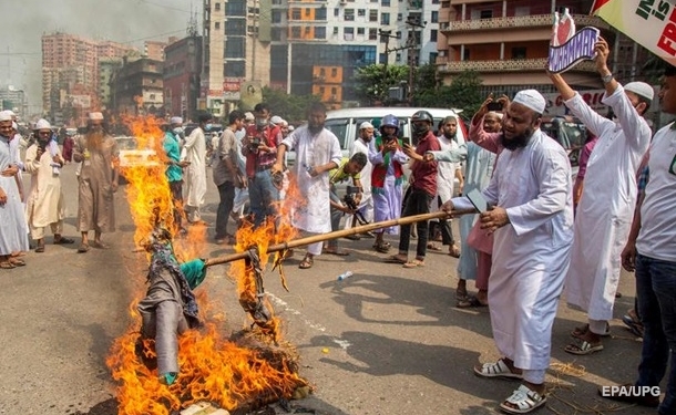 В Бангладеш вспыхнули протесты из-за слов Макрона
