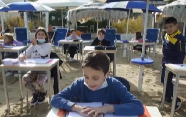 В Италии из-за карантина устроили школу на пляже (ВИДЕО) 1