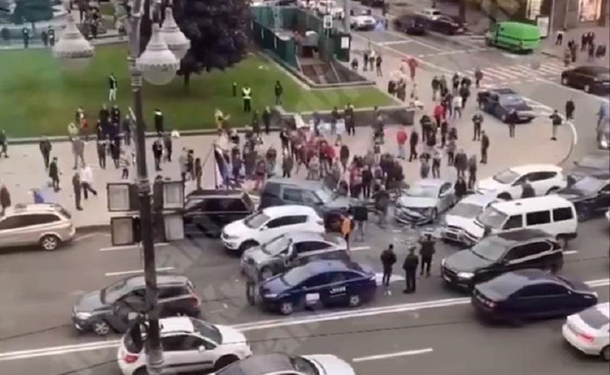 В Киеве на Майдане пьяный на Land Rover убил 2 человек и нескольких ранил (ФОТО, ВИДЕО)