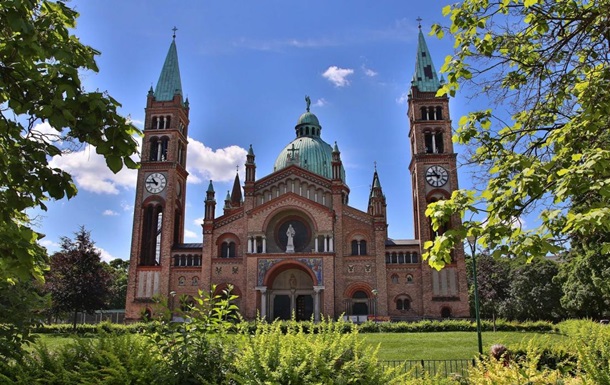 В Австрии полсотни мусульман разгромили католический храм 1