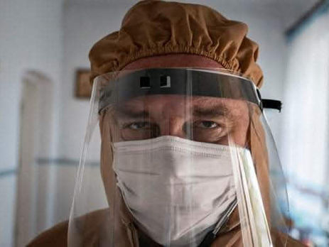 «Вы много раз видели его лицо на бигбордах»: семья умершего от COVID-19 доктора не получит компенсацию из-за отрицательного теста