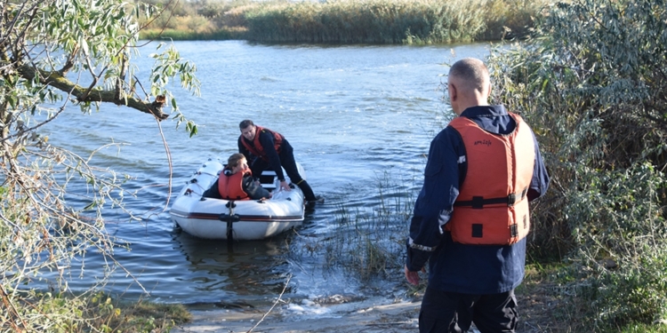 Под Николаевом спасатели доставили на берег женщину и парня-инвалида, которых на лодке отнесло от берега (ФОТО, ВИДЕО)