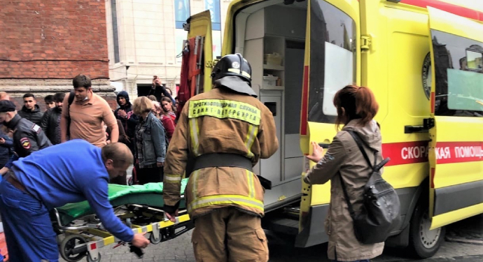 Человек с плакатом “С днем рождения, Путин” поджег себя в Петербурге (ВИДЕО)