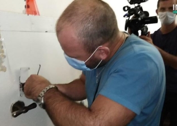 В Николаевском горизбиркоме с помощью мастера смогли открыть 262-й кабинет, а вот сейф открыть не смогли (ФОТО, ВИДЕО)