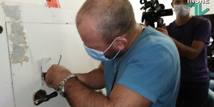 В Николаевском горизбиркоме с помощью мастера смогли открыть 262-й кабинет, а вот сейф открыть не смогли (ФОТО, ВИДЕО)