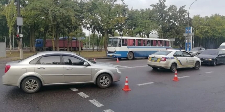 В Николаеве водитель «Шевроле» сбил бабушку: на проспекте Богоявленском образовалась пробка (ФОТО)