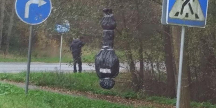 В Беларуси протестующие развешали “трупы” силовиков и судей (ФОТО)