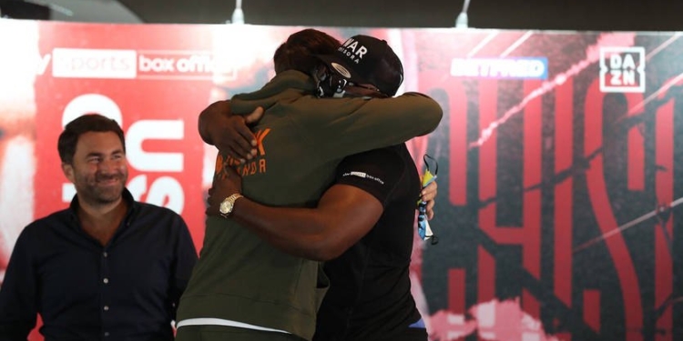 Усик и Чисора нарушили правила на битве взглядов (ВИДЕО)