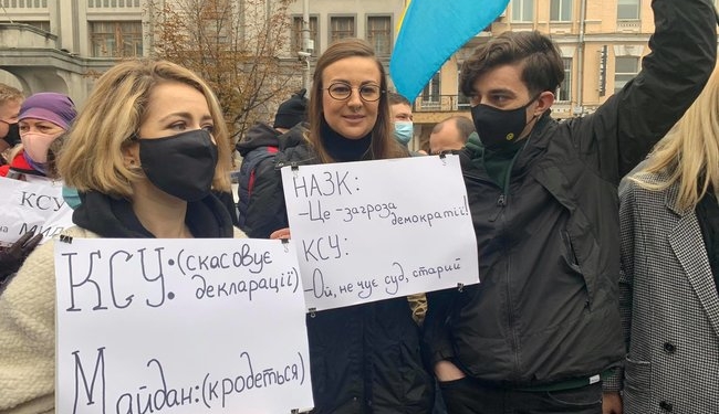 Против “судей-предателей”. Под Конституционным судом проходит акция протеста (ФОТО, ТРАЕСЛЯЦИЯ)