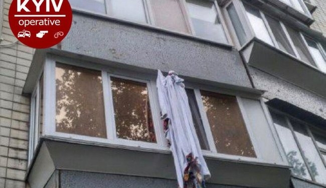 Мужчина решил спуститься с пятого этажа по простыням и погиб