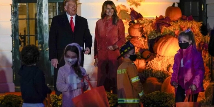 Ракеты, тыквы и двойники: Дональд и Мелания Трамп отпраздновали Хэллоуин в Белом доме (ФОТО, ВИДЕО)