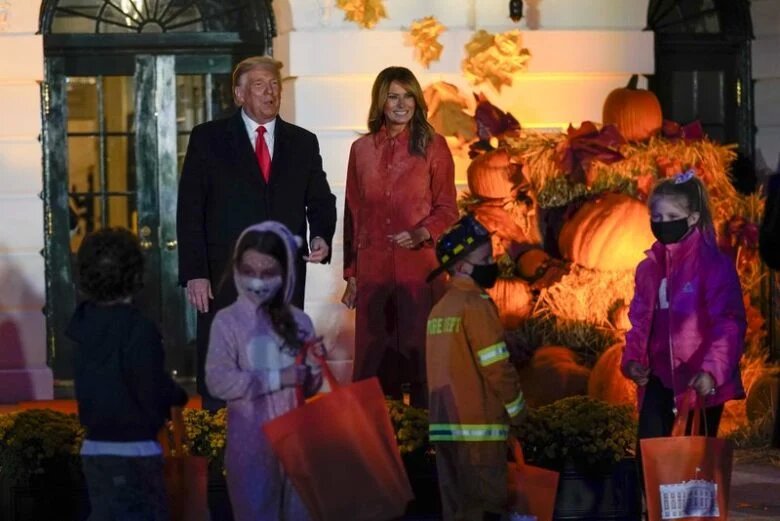 Ракеты, тыквы и двойники: Дональд и Мелания Трамп отпраздновали Хэллоуин в Белом доме (ФОТО, ВИДЕО) 11