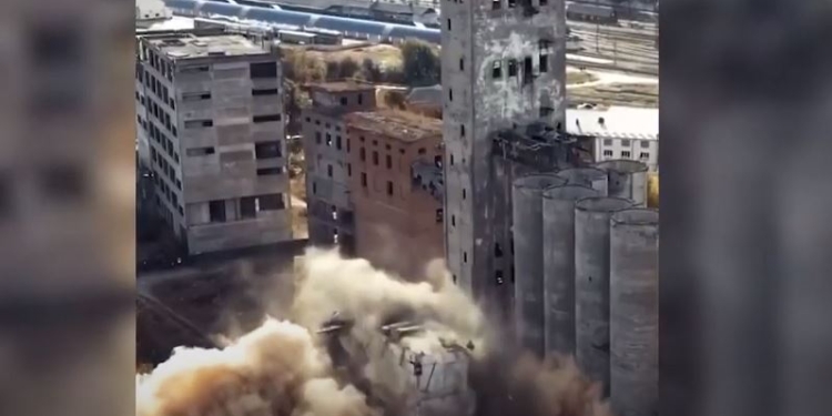 В Харькове взорвали старый элеватор – расчищают место для новостройки (ВИДЕО)