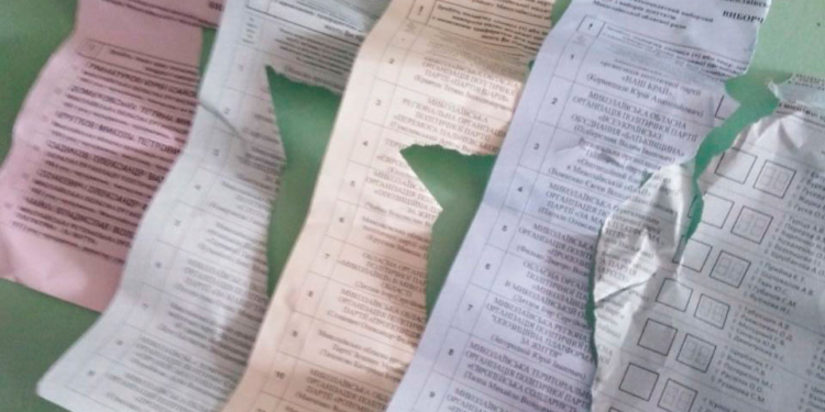 Выборы в Николаеве. Избиратель порвал бюллетени – потому что не влазили (ФОТО)