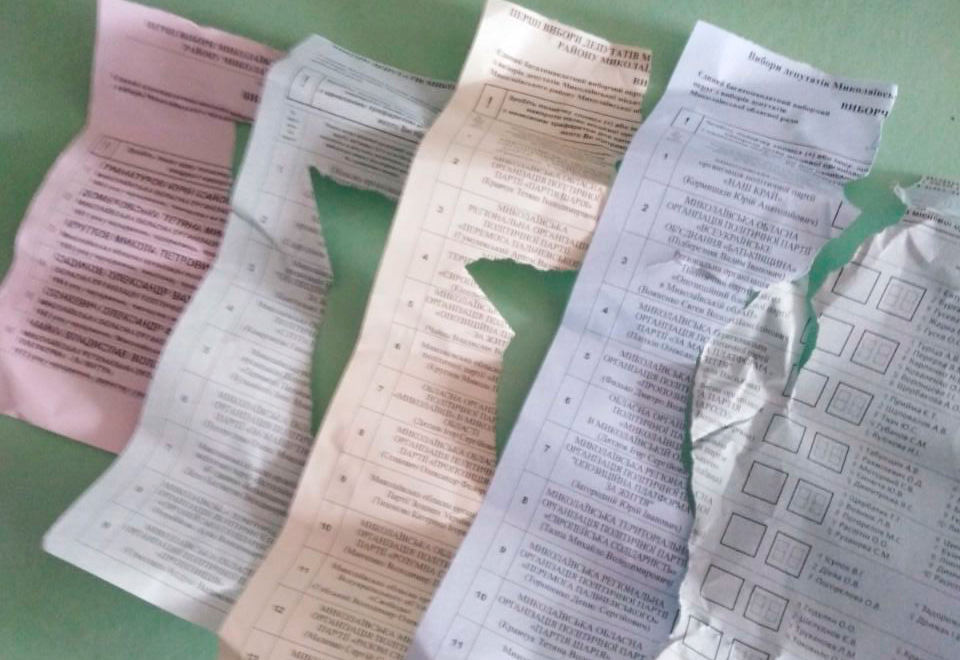 Выборы в Николаеве. Избиратель порвал бюллетени - потому что не влазили (ФОТО) 3