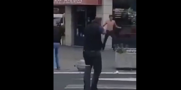 Второй раз за день. Во Франции мужчина с криком “Аллаху акбар!” напал с ножом на полицейских. Его застрелили (ВИДЕО)