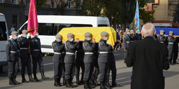 Сотни николаевцев пришли проститься с погибшими при крушении Ан-26 курсантами (ФОТО, ВИДЕО)