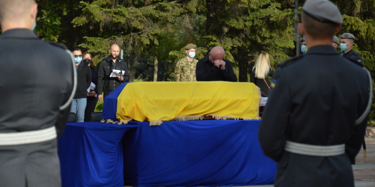 Сотни николаевцев пришли проститься с погибшими при крушении Ан-26 курсантами (ФОТО, ВИДЕО)