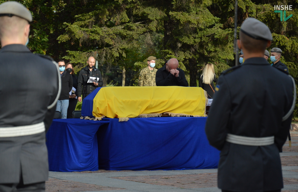 Сотни николаевцев пришли проститься с погибшими при крушении Ан-26 курсантами (ФОТО, ВИДЕО)