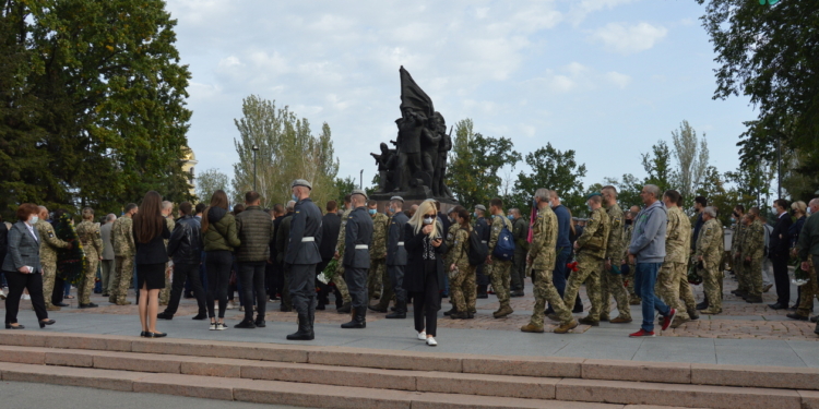 Сотни николаевцев пришли проститься с погибшими при крушении Ан-26 курсантами (ФОТО, ВИДЕО)