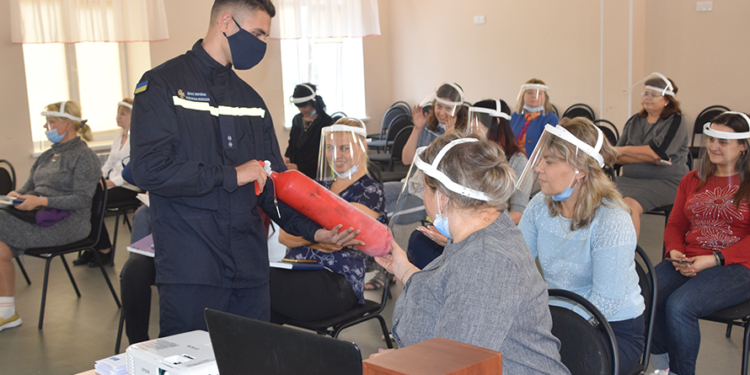 Спасатели Николаевщины проинструктировали учителей, что делать в случае пожара (ФОТО, ВИДЕО)