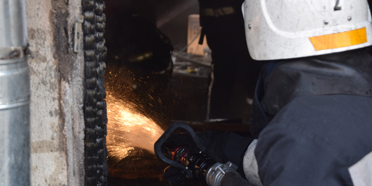 Николаевские пожарные спасли от полного уничтожения частный дом в переулке Суворова (ФОТО)