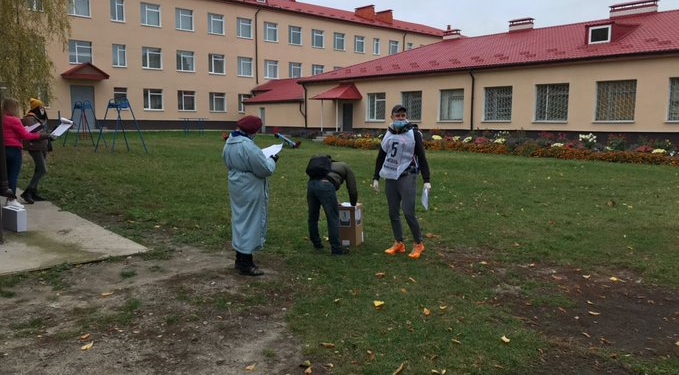 Люди подходят по желанию. Как проходит «опрос Зеленского» возле избирательных участков