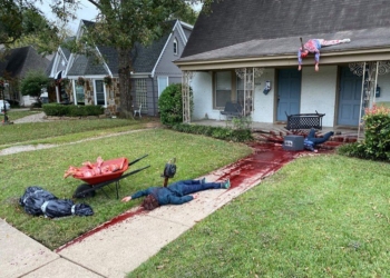 Художник украсил дом окровавленными манекенами в честь Хэллоуина — соседи вызвали полицию (ФОТО)