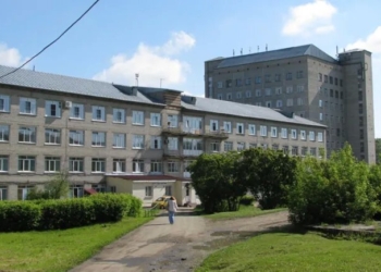В российском Барнауле мешки с телами умерших от коронавируса оставляют в подвале госпиталя – врачи не успевают проводить вскрытие (ВИДЕО)