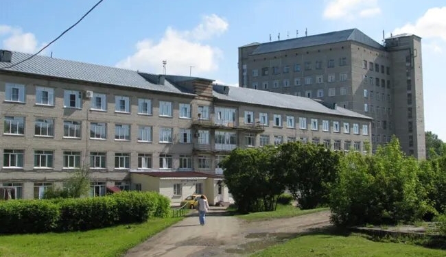 В российском Барнауле мешки с телами умерших от коронавируса оставляют в подвале госпиталя – врачи не успевают проводить вскрытие (ВИДЕО)