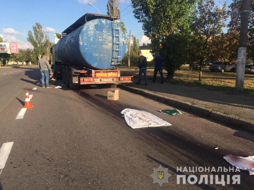 В Николаеве под колесами автоцистерны погиб пешеход 1