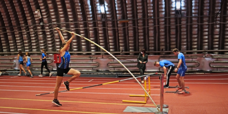 Современное покрытие и освещение. В Николаеве после ремонта открыли обновленный легкоатлетический манеж (ФОТО)