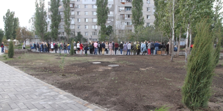 Возле «Надежды» открыли сквер с фонтаном, LED-освещением и зелеными насаждениями (ФОТО)
