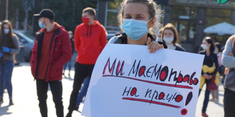 «Мы против двойных стандартов»: николаевцы из сферы культуры и предприниматели вышли протестовать против ограничений «красной» зоны (ФОТО, ВИДЕО)