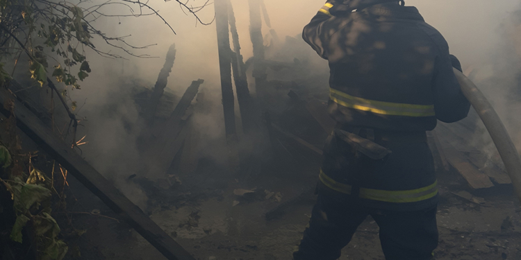 Спасатели на Николаевщине ликвидировали два пожара в жилом секторе и уничтожили один снаряд (ФОТО)