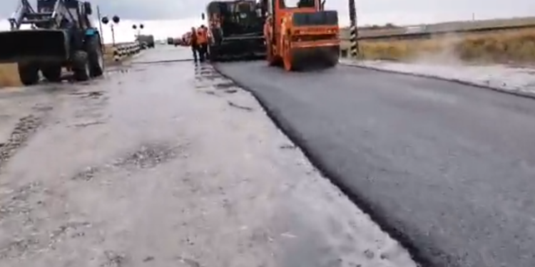 На Николаевщине дорожники в лужи укладывали асфальт на трассе Н-11 (ВИДЕО)