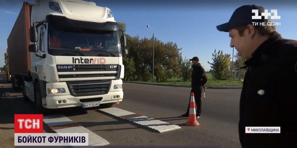 В Николаевской области водители фур продолжают отказываться от взвешивания: на трассе очереди из машин (ВИДЕО) 1
