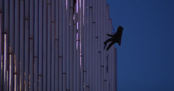 В США парень 13 часов провисел привязанным к балкону высотки, требуя разговора с Трампом (ВИДЕО)