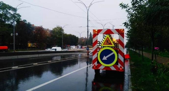 После ливня в Киеве подтоплены десятки улиц, затруднено движение (ФОТО)