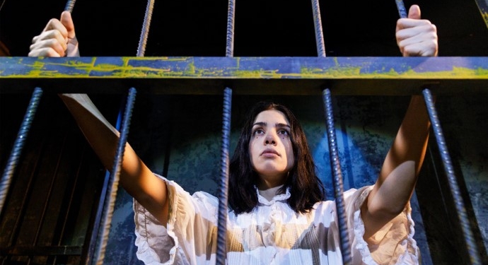 За флаг ЛГБТ на администрации Путина в Москве задержали участниц Pussy Riot (ВИДЕО)