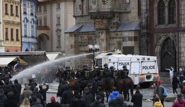 В Праге ультрас устроили беспорядки из-за карантина (ВИДЕО)