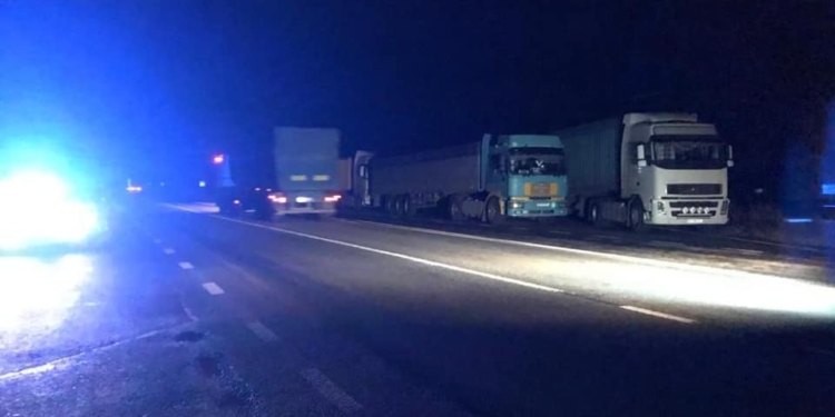 Сотни большегрузов  заблокировали трассу на Николаевщине перед пунктом ГВК (ФОТО, ВИДЕО)