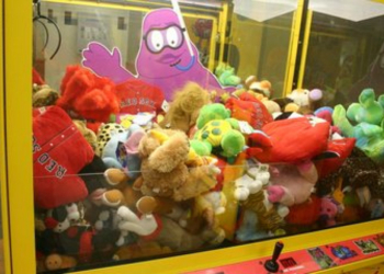 Японец вызвал полицию, когда 300 раз проиграл автомату с игрушками