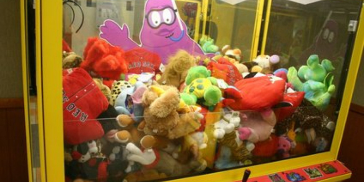 Японец вызвал полицию, когда 300 раз проиграл автомату с игрушками