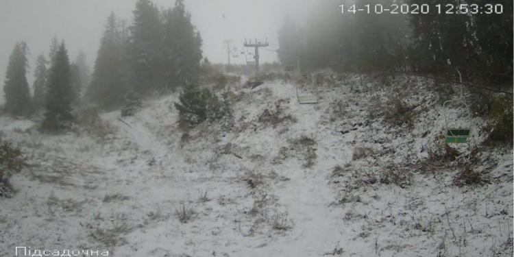 Во Львовской области на горнолыжном курорте выпал снег