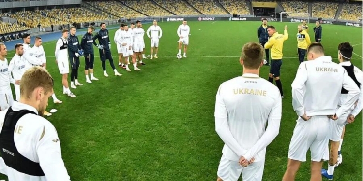 «Не надо смеяться, сынок, мне не до смеха». Шевченко жестко обратился к ключевому защитнику сборной Украины (ВИДЕО)