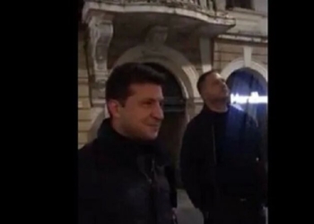 Зеленский в Черновцах послушал уличного музыканта и вышел на пробежку (ВИДЕО)