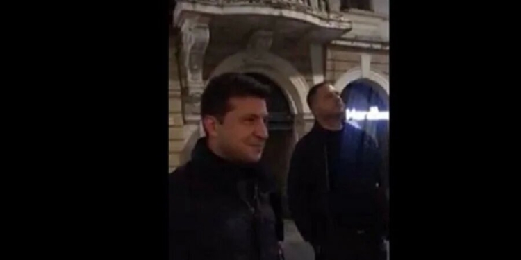 Зеленский в Черновцах послушал уличного музыканта и вышел на пробежку (ВИДЕО)