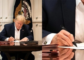 Белый дом опубликовал фото, как Дональд Трамп работал в больнице. Там он подписывал пустые листочки